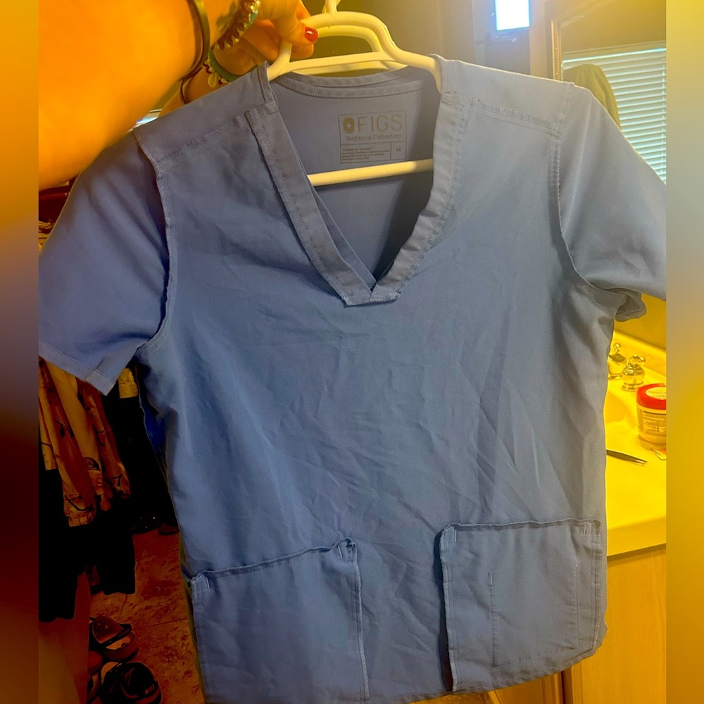 Figs 2 pocket light blue scrub top quantity 2